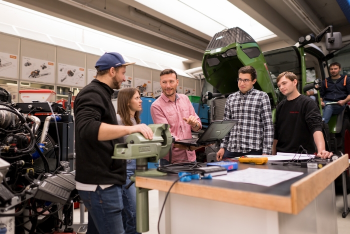 Praxisunterricht CNC Feinwerkmechanik