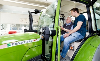 verschiedene Isobus Terminals mit Anbaugeräten